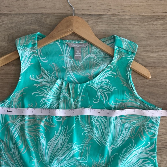 🌺 Teal Tank Top with White Floral Design
Size Medium Petite - Picture 4 of 4